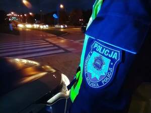 nocne zdjęcie, policjant