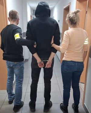 POLICJANCI Z ZATRZYMANYM