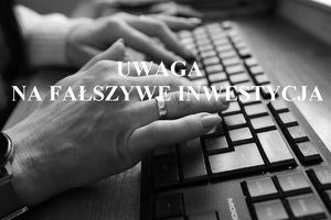 DŁONIE NA KLAWIATURZE I NAPIS UWAGA NA FAŁSZYWE INWESTYCJE