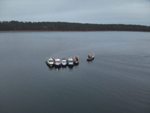 Szkolenie służb na Jeziorze Wigry w ekstremalnych warunkach pogodowych