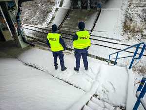POLICJANCI I FUNKCJONARIUSZ WOJSK OBRONY TERYTORTAILNEJ