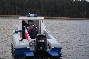 Szkolenie służb na Jeziorze Wigry w ekstremalnych warunkach pogodowych