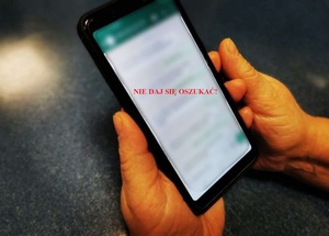 telefon w ręku i napis nie daj się oszukać
