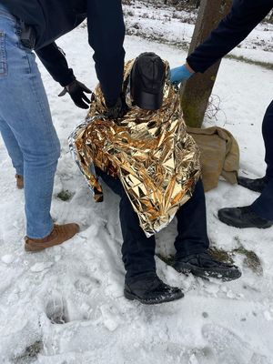 mezyczyzna i policjanic