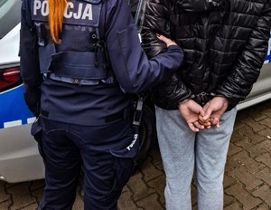 policjantka z zatrzymanym