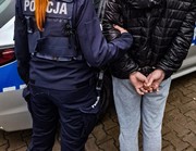 policjantka z zatrzymanym