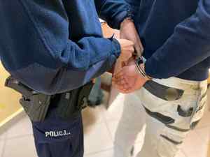 policjant z zatrzymanym