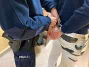 policjant z zatrzymanym