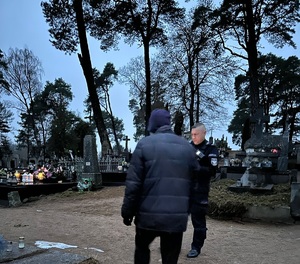 policjant z odnalezionym mężczyzną