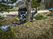 samochód rozbity na drzewie