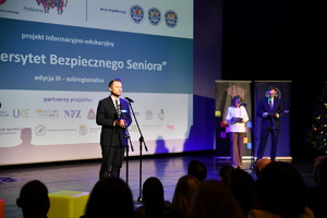 uroczyste zakończenie projektu "Uniwersytet Bezpiecznego Seniora" -seniorzy i zaproszeni goście