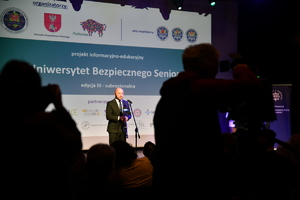 uroczyste zakończenie projektu "Uniwersytet Bezpiecznego Seniora" -seniorzy i zaproszeni goście