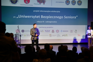 uroczyste zakończenie projektu "Uniwersytet Bezpiecznego Seniora" -seniorzy i zaproszeni goście