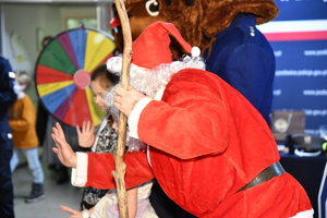 Podlascy policjanci z wizytą u najmłodszych pacjentów szpitala dziecięcego