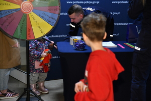 Podlascy policjanci z wizytą u najmłodszych pacjentów szpitala dziecięcego
