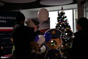 Podlascy policjanci z wizytą u najmłodszych pacjentów szpitala dziecięcego