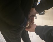 policjant zakłada kajdanki