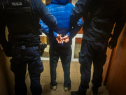 policjanci z zatrzymanym