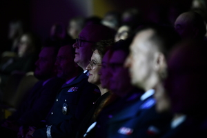 POLICJANCI I GOŚCIE NA KONCERCIE W FILHARMONII