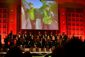 POLICJANCI I GOŚCIE NA KONCERCIE W FILHARMONII