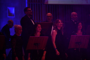 POLICJANCI I GOŚCIE NA KONCERCIE W FILHARMONII