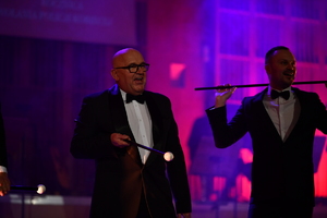 POLICJANCI I GOŚCIE NA KONCERCIE W FILHARMONII