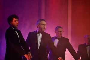 POLICJANCI I GOŚCIE NA KONCERCIE W FILHARMONII