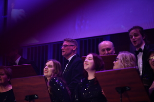 POLICJANCI I GOŚCIE NA KONCERCIE W FILHARMONII