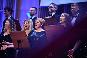 POLICJANCI I GOŚCIE NA KONCERCIE W FILHARMONII