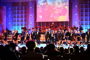 POLICJANCI I GOŚCIE NA KONCERCIE W FILHARMONII