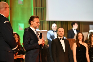 POLICJANCI I GOŚCIE NA KONCERCIE W FILHARMONII