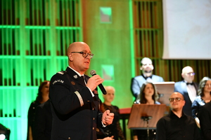 POLICJANCI I GOŚCIE NA KONCERCIE W FILHARMONII