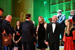 POLICJANCI I GOŚCIE NA KONCERCIE W FILHARMONII