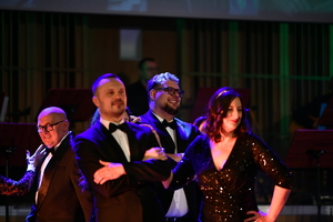 POLICJANCI I GOŚCIE NA KONCERCIE W FILHARMONII