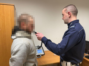 policjant z zatrzymanym