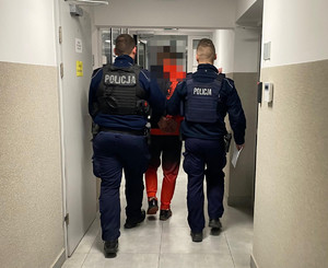 policjanci z zatrzymanym