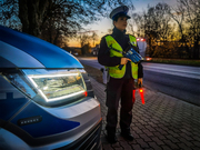 POLICJANTKA I RADIOWÓZ