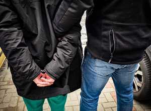 policjant z zatrzymanym