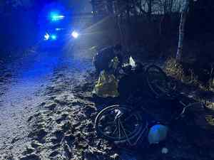 policjanci pomagają człowiekowi