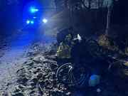 policjanci pomagają człowiekowi