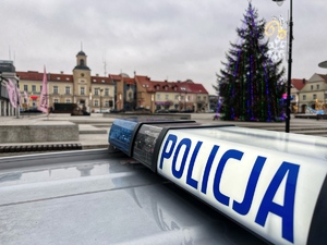 radiowóz w tle budynki