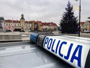 radiowóz w tle budynki