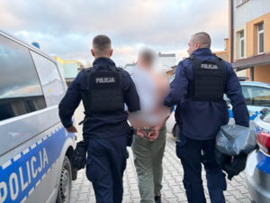 POLICJANCI Z ZATRZYMANYM