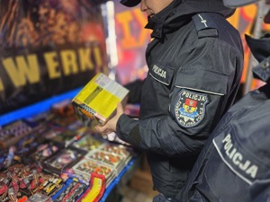 policjanci kontrolują stoiska z materiałami pirotechnicznymi