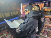 policjanci kontrolują stoiska z materiałami pirotechnicznymi