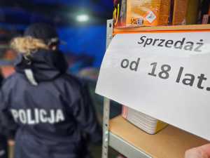 policjanci kontrolują stoiska z materiałami pirotechnicznymi