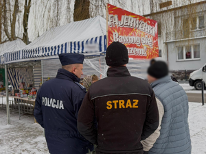 policjanci kontrolują stoiska z materiałami pirotechnicznymi