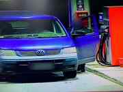 samochód przy dystrybutorze