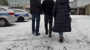 prowadzona osoba przez 2 policjantów