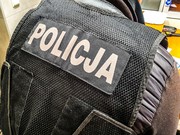 napis policja na ciemnym tle